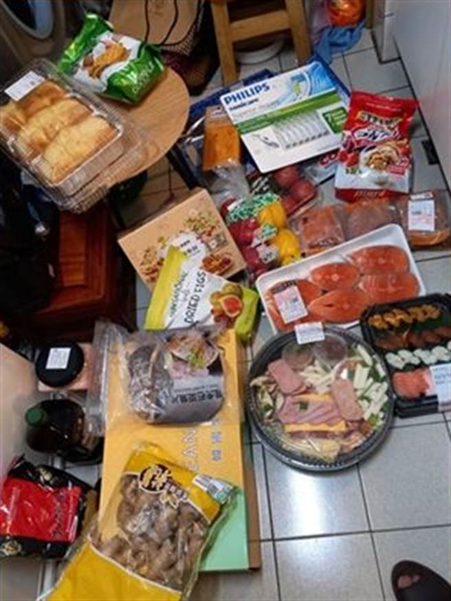 網友分享她的戰利品，花了近1萬元。（翻攝臉書）