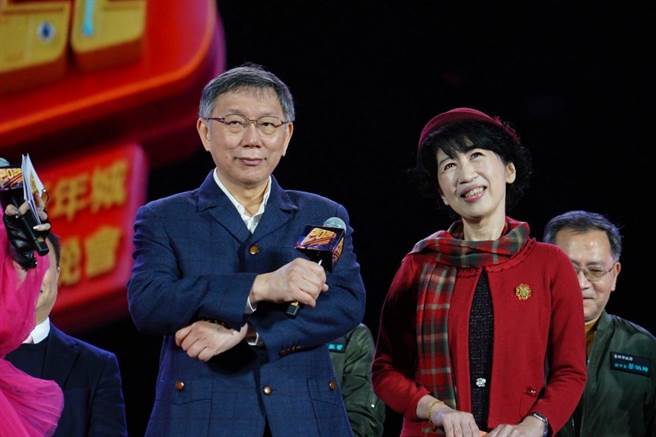 台北市长柯文哲与夫人陈佩琪现身跨年晚会，与大家一同倒数迎接2022年。（图／摘自陈佩琪脸书）