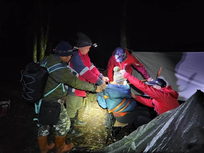 林姓女子元旦攀登台中市和平区730林道，深夜突然呼吸喘、心臟痛。（台中市消防局提供）