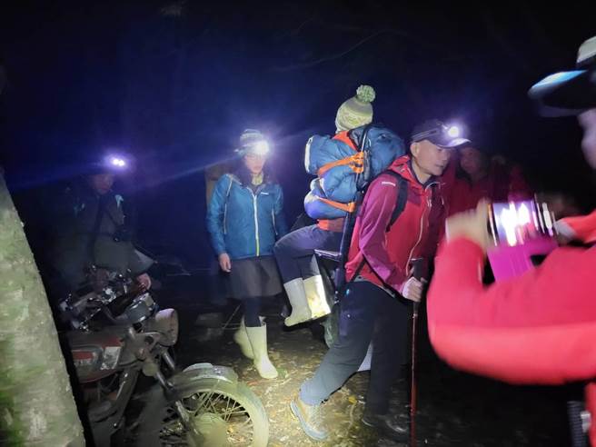 林姓女子元旦攀登台中市和平区730林道，深夜突然呼吸喘、心臟痛。（台中市消防局提供）