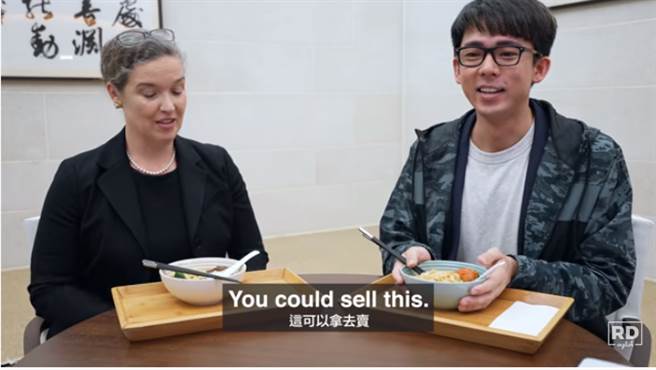 阿滴访问AIT处长孙晓雅，其放筷子方式意外引起网友热议。（图／翻摄自阿滴英文Youtube）