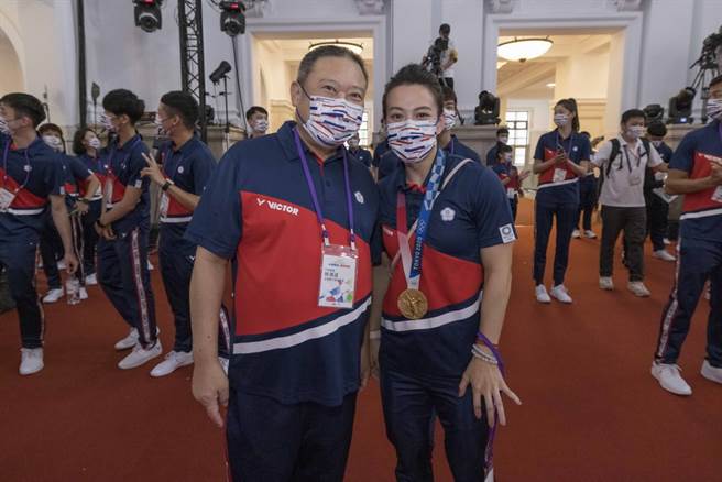 就任第13届中华奥会主席的林鸿道(左)，提出2022年对奥会大家庭的祈愿。(中华奥会提供)