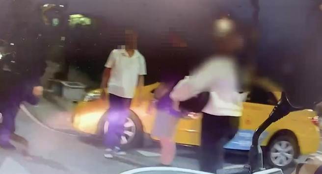 計程車司機和機車騎士因超車問題爆衝突。（翻攝照片／高雄洪靖宜傳真）