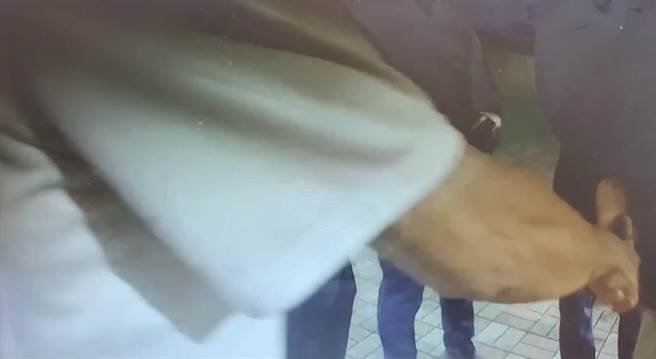 最後雙方握手言和。（翻攝照片／高雄洪靖宜傳真）