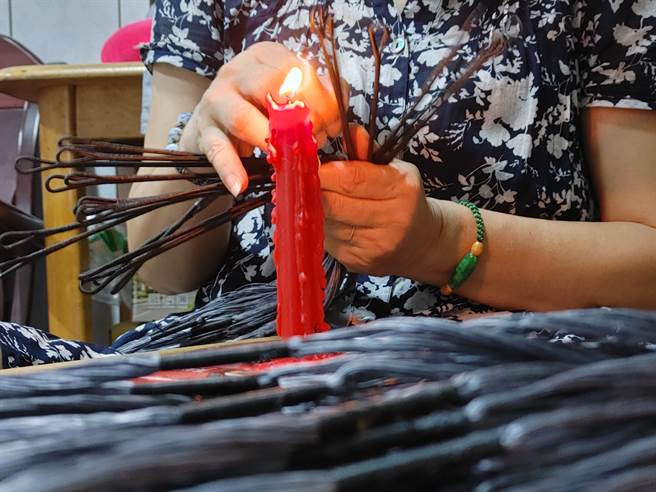 一名媽媽表示，做家庭代工忙3天只賺100多元，且被工廠找到一個沒裝好，薪水直接扣一半，讓她相當傻眼。（示意圖／本報系資料照）