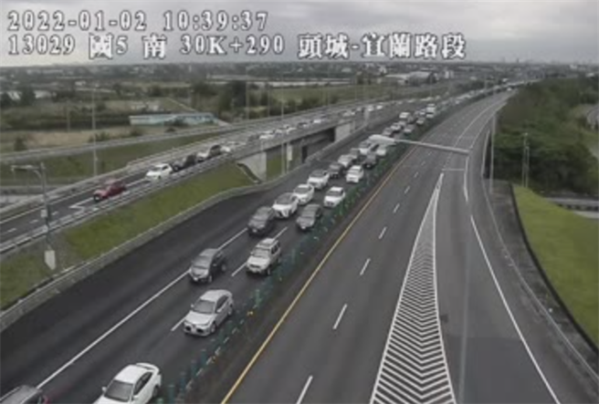 國道5號今上午9點陸續湧現北上車流，其中主線雪隧南口往南回堵超過6公里，高公局估計，今天尚有逾20000輛北上車潮，車多狀況恐持續到晚間9時。（擷取自高公局即時影像）