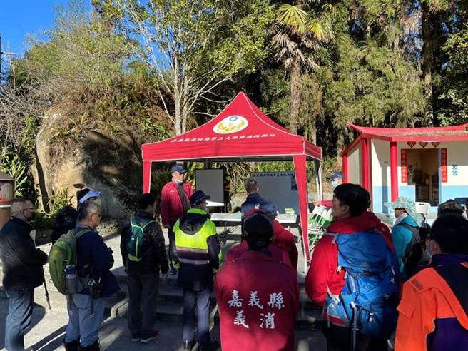 嘉义县阿里山乡霹雳山步道1日发生一名75岁郑姓老翁走失，搜寻至深夜仍未发现，消防局2日上午在顶湖自然生态园区停车场设立前进指挥站，集结相关人员再度入山搜救。（嘉义县消防局提供/中央社）