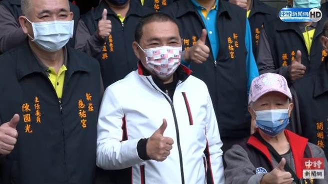 侯友宜今（2）日前往新庄慈佑宫参拜祈福。（图／翻摄自中时新闻网直播）