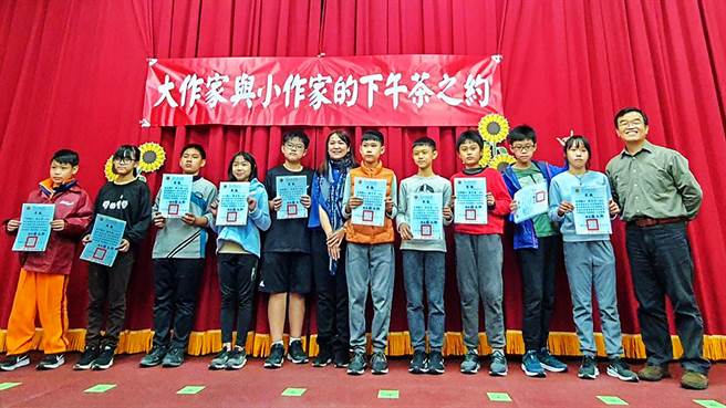 县府教育局长杨郡慈（中） 表扬126位在去年1至6月投稿《国语日报》获刊登的学生。（新竹县政府提供／罗浚滨新竹传真）