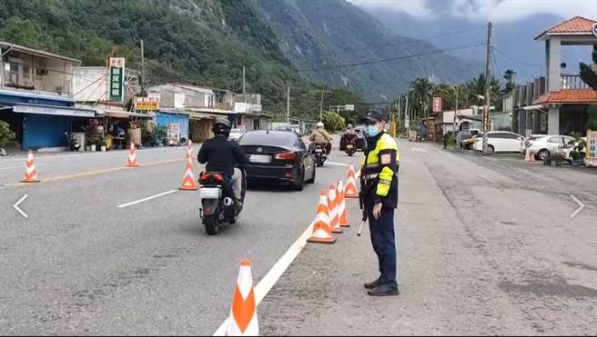 今天是元旦連續3天假期的最後一天，蘇花路廊花蓮往宜蘭北上車流上午開始增多，不過交通堪稱順暢，秩序良好，公路總局估計，午後將湧現北返車潮，呼籲用路人及早做好行程規畫。（新城警分局提供／羅亦晽花蓮傳真）