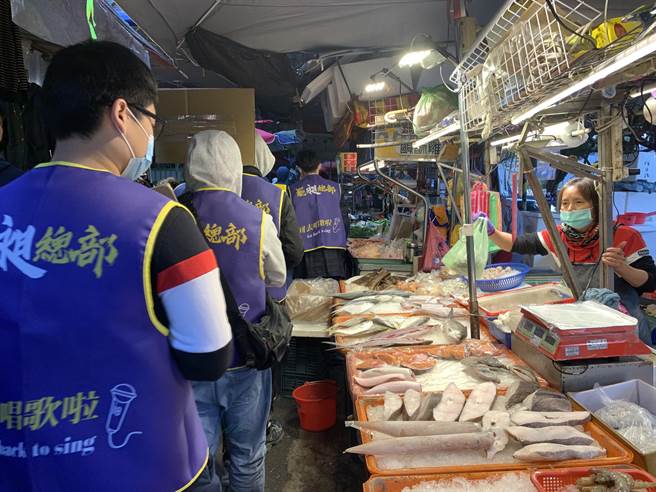 罷昶志工們拿著「洗刷汙名靠自己，中正萬華大掃除」傳單，羅列6點林式罪狀，要向市場採買民眾催票，下午則前往位於中正區的古亭周邊宣講。（黃婉婷攝）