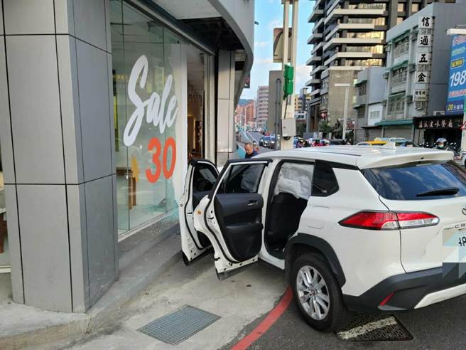 男精神不濟，新年第一天撞進桃園家具行釀3傷。(翻攝照片／蔡依珍桃園傳真)