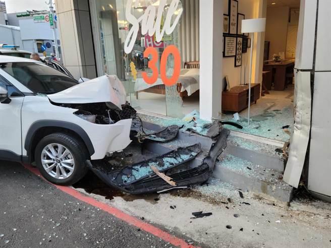 男精神不濟，新年第一天撞進桃園家具行釀3傷。(翻攝照片／蔡依珍桃園傳真)