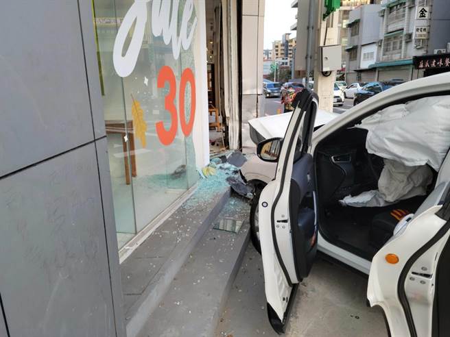 男精神不濟，新年第一天撞進桃園家具行釀3傷。(翻攝照片／蔡依珍桃園傳真)