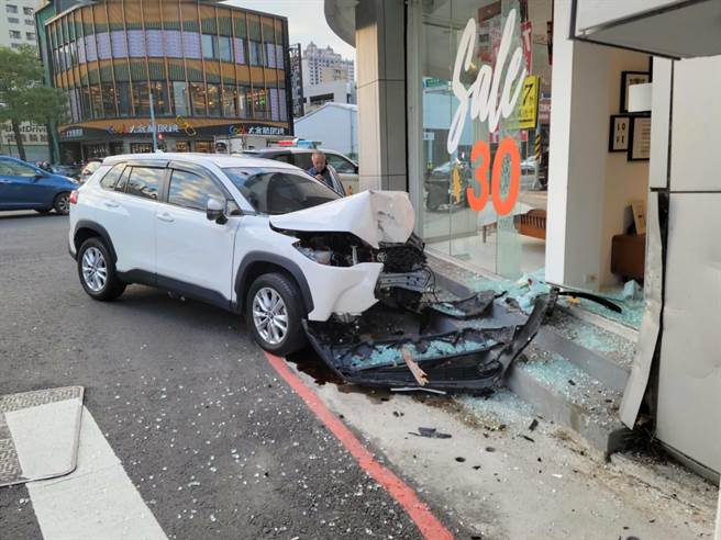 男精神不濟，新年第一天撞進桃園家具行釀3傷。(翻攝照片／蔡依珍桃園傳真)