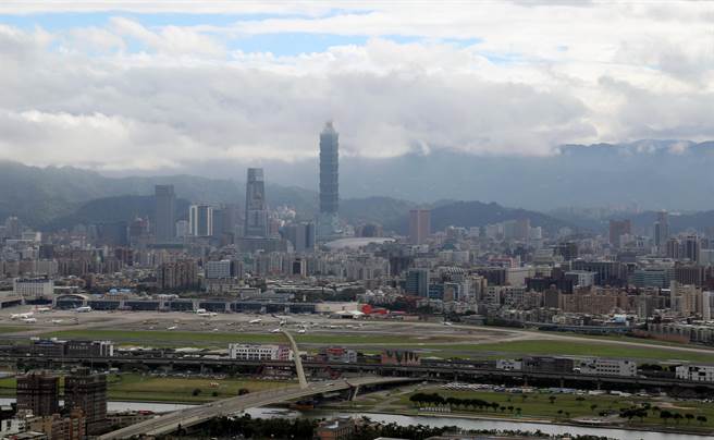 財政部統計，兩性納稅義務人分別折算的平均每戶年所得比，近年來男、女大致維持在 1.17：1，且各縣市中亦以新竹市 1.32 倍、台北市 1.22 倍差距最大。（本報資料照片)