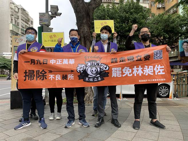 民團「清林散昶」發言人高毓安今和許多罷昶志工前往萬華區國光市場掃街。（黃婉婷攝）