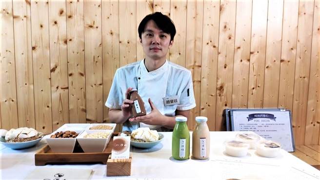 78年次的苗栗县民赵晋廷原本是大医院的呼吸治疗师，后来创业改卖杏仁茶，立志成为杏仁茶界的星巴克。（李京升摄）