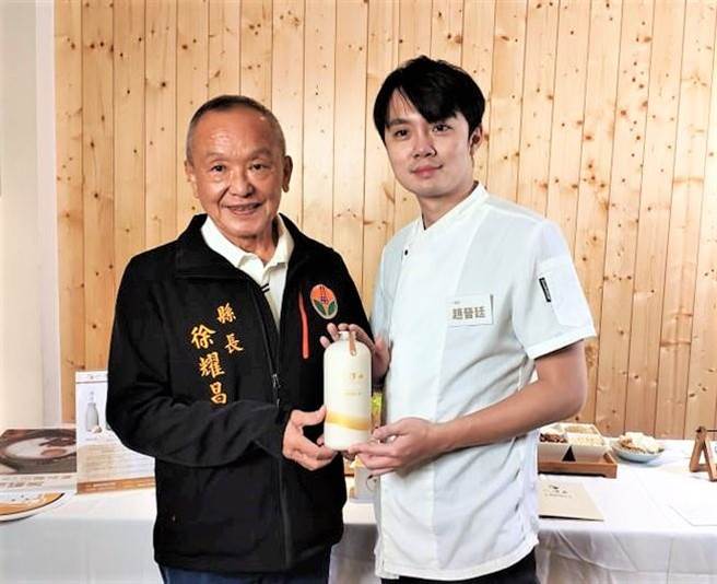 苗栗县长徐耀昌也曾到店家体验烹煮杏仁茶，并鼓励年轻人创业。（李京升摄）