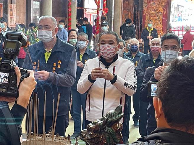 新北市长侯友宜今（2日）上午前往新庄区慈佑宫、武圣庙及地藏庵参拜。（叶书宏摄）