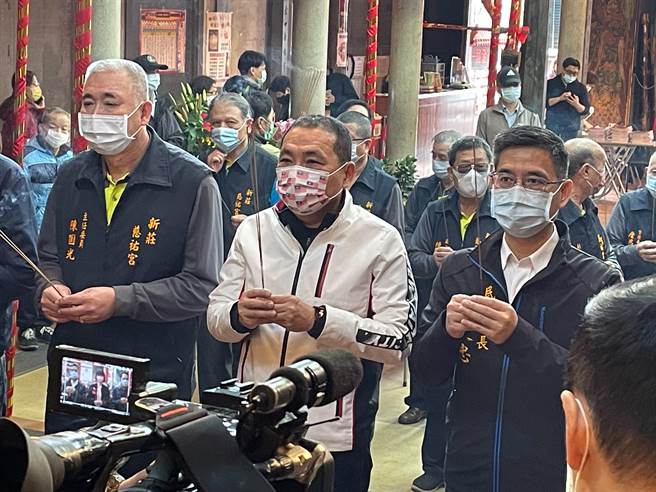 新北市长侯友宜今（2日）上午前往新庄区慈佑宫、武圣庙及地藏庵参拜。（叶书宏摄）