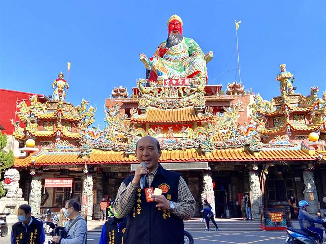 醫師吳光雄擔任南天宮主委熱心公益，南天宮準備1000物資福氣袋給民眾，今年是虎年帶來福氣。（盧金足攝）