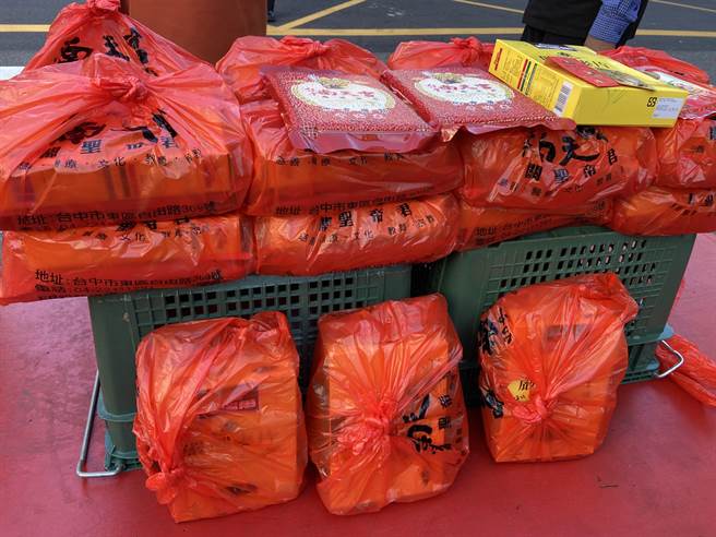 台中南天宮2日為民眾增添好運，分送一千份1000份錢母，加碼贈1000份福氣袋。（盧金足攝）