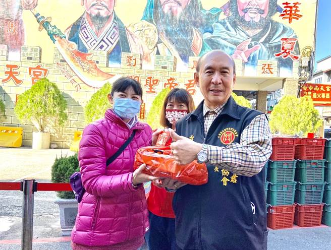 民眾排隊拿到台中南天宮錢母與福氣袋，高興的說，今年會旺旺一整年。（盧金足攝）