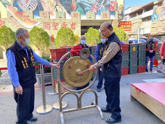 台中南天宮主委吳光雄敲下三聲響鑼，鼓勵大家存好心、說好話，做好事，眾善奉行。（盧金足攝）