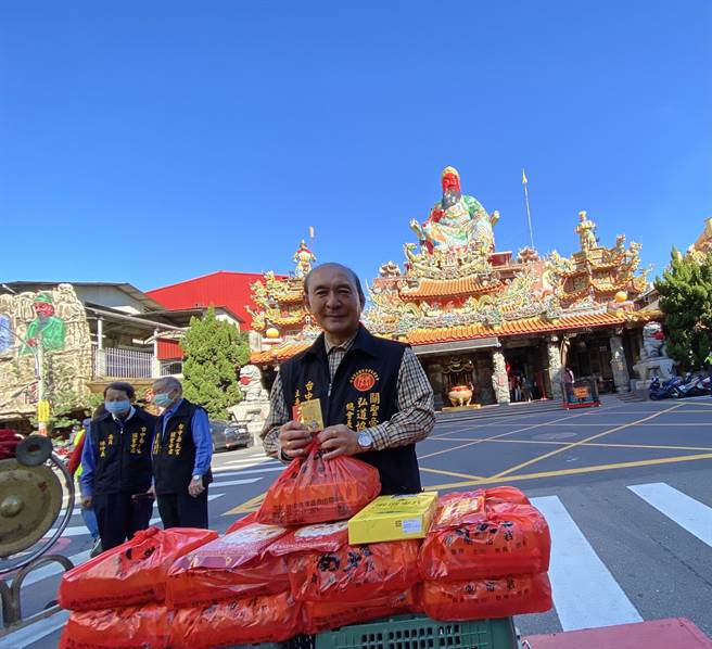 南天宮除了首發10元錢母，更加碼發送1000份「福氣袋」裡頭有平安米、平安麵、麥片等民生物資。（盧金足攝）