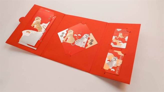 同时附赠以套票中还附赠吉祥红色为底、金银双虎坐山顶的红包袋及春联，运用烫金及烫银工艺，展现浓厚年节气氛。（台北捷运公司提供）