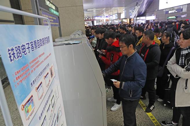 中国国家铁路集团表示，按照火车票提前15天发售安排，铁路部门将从3日开始发售2022年春运火车票，预计从1月17日开始、2月25日结束共40天，发送旅客2.8亿人次、年增率达28.5％。（中新社）