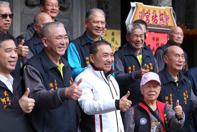 新北市长侯友宜（前排左三）2日赴新庄慈佑宫参拜祈福。（黄世麒摄）
