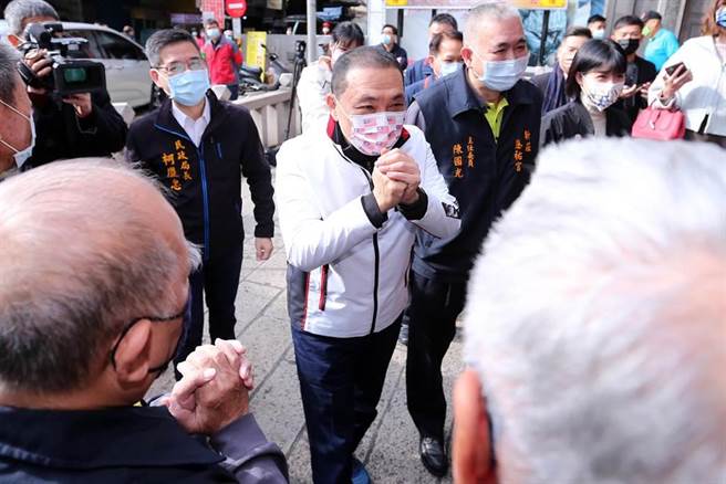 新北市长侯友宜（中）2日赴新庄慈佑宫参拜祈福。（黄世麒摄）
