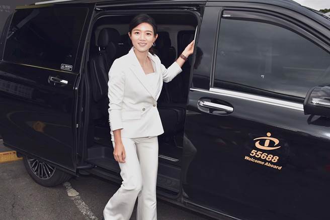 台灣大車隊執行長林念臻，穿著一身白色勁裝，搭乘頂級商務車款的多元計程車，南下考察「台灣燈會在高雄會前會」之雙舞台跨年晚會的5G技術異地共演。（圖台灣大車隊提供）