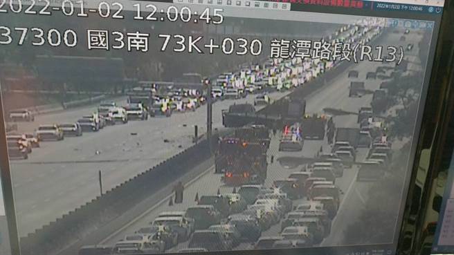 元旦收假國3南向73.3公里處龍潭路段，發生15車連環撞車禍，雙向回堵。（高公局提供）