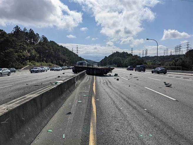 2日中午國3高原段，曳引車自撞橫跨分隔島，波及14車造成雙向大回堵。（國道警方提供／呂筱蟬桃園傳真）