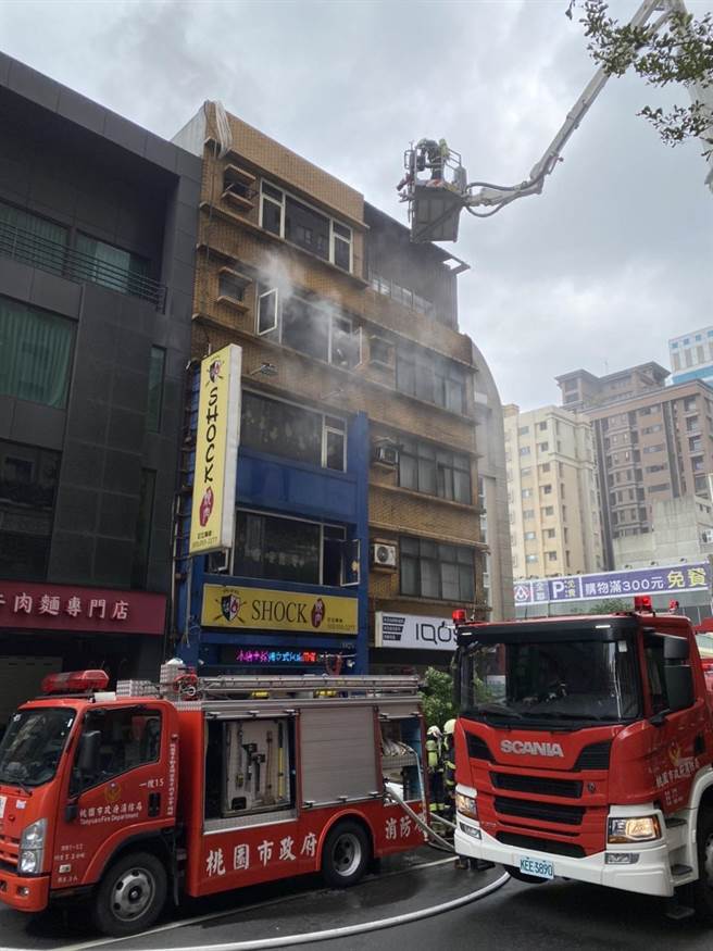 烧肉店祝融之灾员工受困4楼，桃消防云梯车神救援。(翻摄照片／蔡依珍桃园传真)
