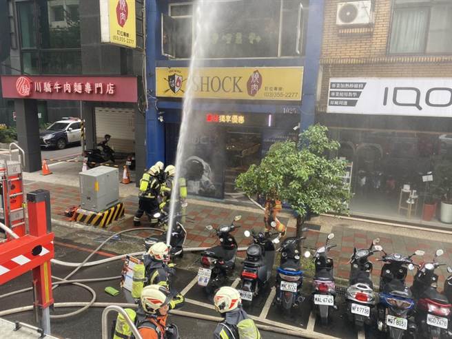 烧肉店祝融之灾员工受困4楼，桃消防云梯车神救援。(翻摄照片／蔡依珍桃园传真)