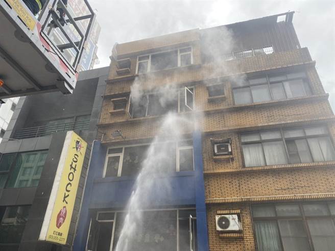 烧肉店祝融之灾员工受困4楼，桃消防云梯车神救援。(翻摄照片／蔡依珍桃园传真)