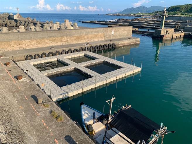田字型箱网设立于美滟山渔港，作为中间育成设施将预计放流的鱼类短期饲养在箱网内，当牠们熟悉海洋环境后再放流到大海中。（新北市渔业处提供）