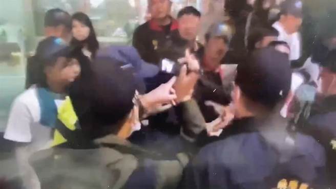 台南市白河区1日晚上7时多举办庙会活动时，遶境队伍民眾因肢体碰撞引发口角纠纷。（读者提供／刘秀芬台南传真）