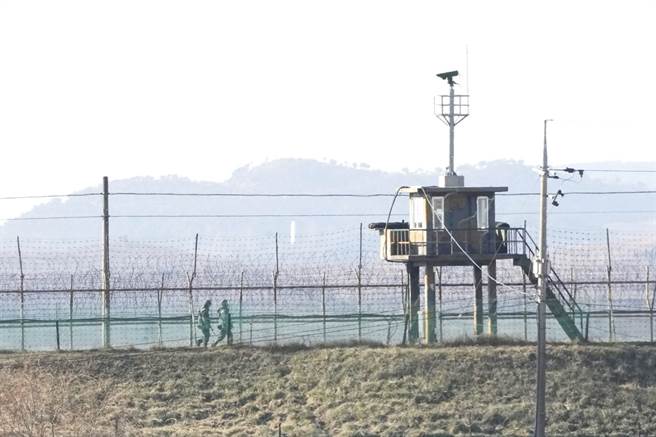 韩国军方2日宣布，一名疑似韩国公民的民眾1日晚间跨越南北韩军事分界线（MDL）投奔北韩，目前生死未卜。图为南韩士兵巡视边界。（图／美联社）