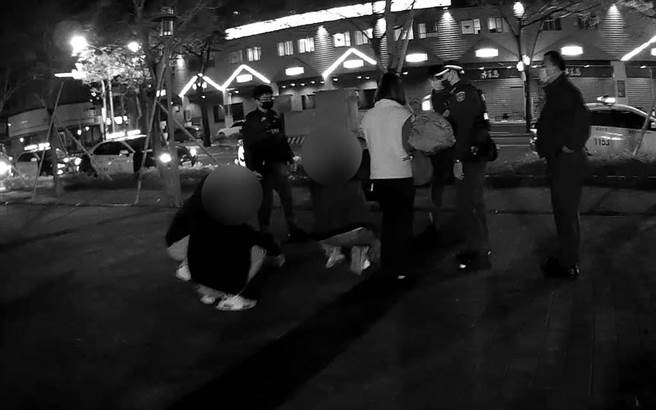 警方優勢警力趕到，及時壓制KTV門口聚眾鬥毆的民眾。（讀者提供／程炳璋台南傳真）
