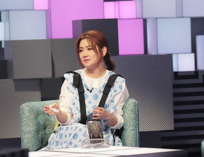 Selina上《36题爱上你》宣传新专辑。（公视提供）