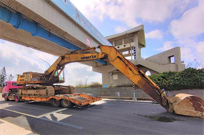 挖土機吊桿撞上天橋，澎湖水族館一周連續兩次遭殃被撞。（澎湖海洋生物研究中心提供／陳可文傳真）