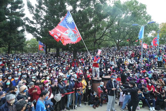  前高雄市长韩国瑜出版新书「韩先生来敲门」，2日在大安森林公园举办善良微光见面会，来自各地韩粉揪团去看许久未见的韩市长，替他加油打气。（陈怡诚摄）