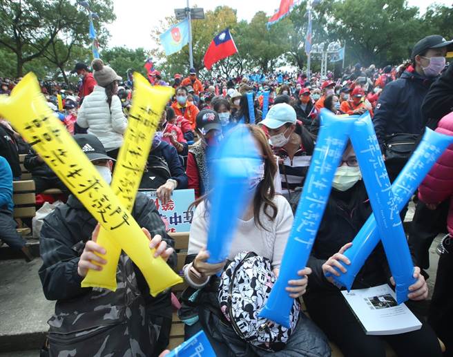  前高雄市长韩国瑜出版新书「韩先生来敲门」，2日在大安森林公园举办善良微光见面会，来自各地韩粉揪团去看许久未见的韩市长，替他加油打气。（陈怡诚摄）