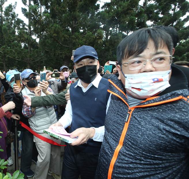 前高雄市长韩国瑜出版新书「韩先生来敲门」，2日在大安森林公园举办善良微光见面会，韩国瑜（左）在工作人员的护送抵达现场。（陈怡诚摄）