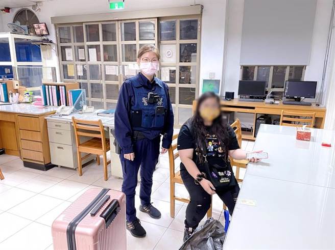 陈姓女子从台中到高雄参加「五月天」演唱会，1日却在搭乘返乡专车途中睡过头，一路跟着车子回到高雄，2日凌晨才发现自己受困车内，在警方协助下脱困。（警方提供/中央社）